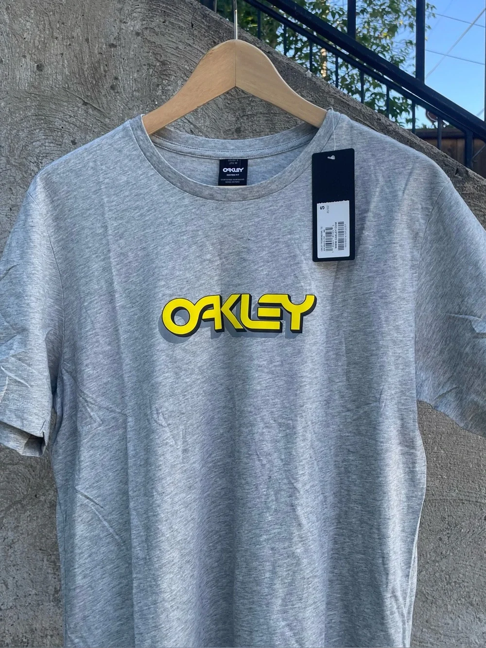 New with tags Oakley logo spellout t shirt size small